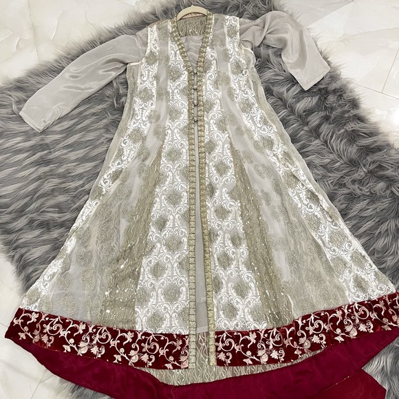 Elegant sparkling Sequins and Embroidered Gown - Picture 3 of 7